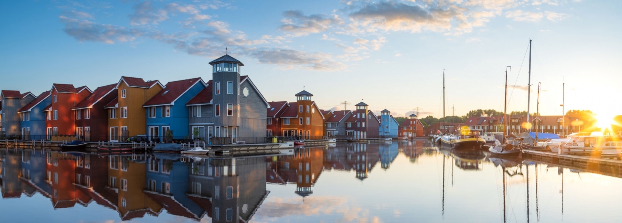 Reitdiephaven, een wijk in Groningen aan de stadsjachthaven met unieke woningen en vrolijke gevelkleuren, geïnspireerd door Scandinavische en Caribische architectuur