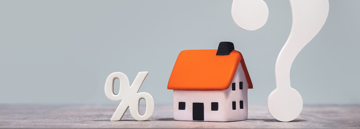 Hypotheek; wit procentteken, afbeelding van een huis en een groot wit vraagteken