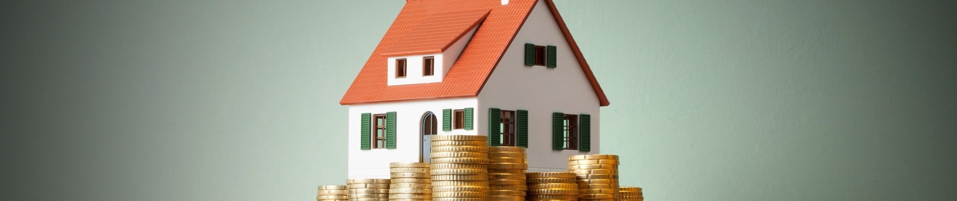 Huis op een stapel geld