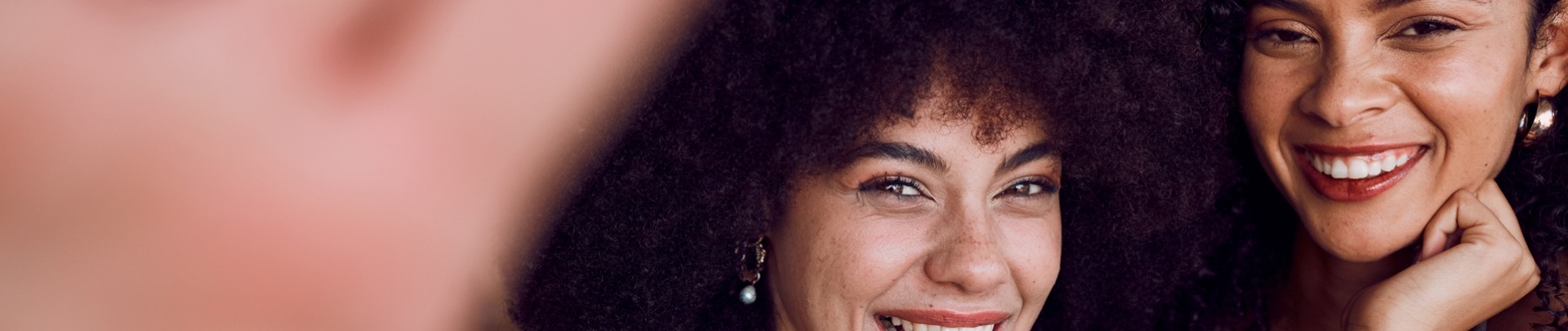 Twee vrouwen die samen lachen