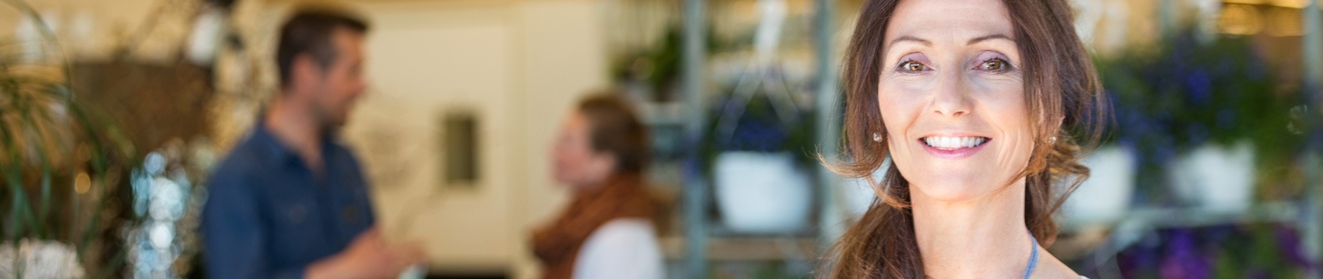 Een vrolijke bloemist voor haar bloemenzaak